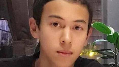 遭美国父亲抛弃后，他跟明星母亲来到中国，靠自己成妈妈的依靠