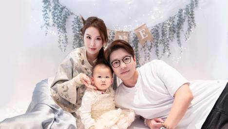 香港男星迎娶内地富婆，安排妻子直播带货，自己全职在家带孩子