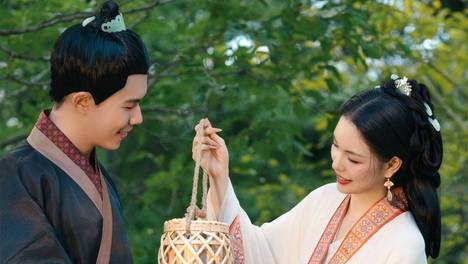 才女征婚出上联：五颜六色七仙女，书生对出绝妙下联，抱得美人归