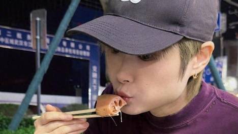 反差萌拉满！舞台女王李宇春空降武汉彻底破防，说好只逛黄鹤楼