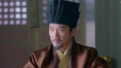 皇帝私下将宰相衣服烧了个洞，一年后发现洞还在，下令：打开国库