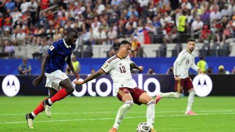 世界杯疯狂2-0！法国轰然出局，西班牙传控玩死对手，亚马尔神勇