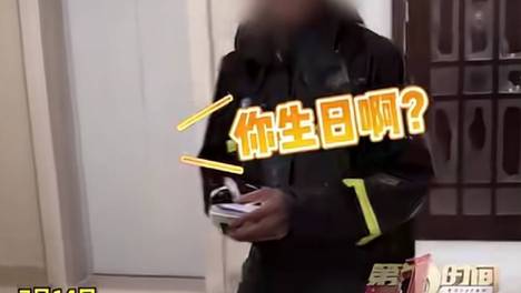 下雨天过生日，女生顺手给外卖小哥也点了杯奶茶；结果小哥折返送蛋糕，把她整不好意思了