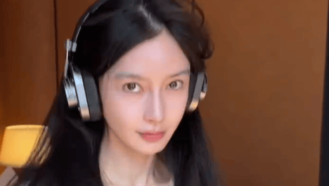 杨颖晒变装视频颜值在线！从素颜美人秒变性感御姐