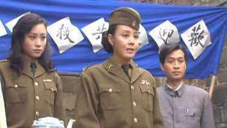 她是一位热血老太，本是一名爱国英雄，却因执迷不悟结局悲凉