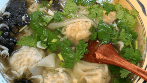薄皮鲜肉小馄饨汤底清淡，一口一个温润暖胃
