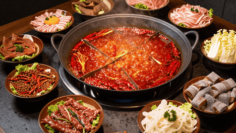 涮羊肉：内蒙古特色火锅，肉质鲜嫩，汤底醇厚