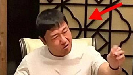 贾冰饭局视频被扒出来，网友追问的不是他说了啥，是拍的人是谁