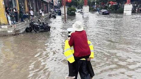 雨中背老人、徒手通积水…暴雨突袭，代县民警的举动好暖心！