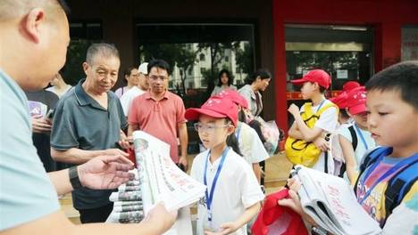 街头小报童 实践大课堂——荆门晚报小记者参加暑期卖报实践活动侧记
