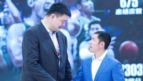 中国男篮名将闲赋在家！45岁选择丁克，妻子很漂亮，如今到处旅游