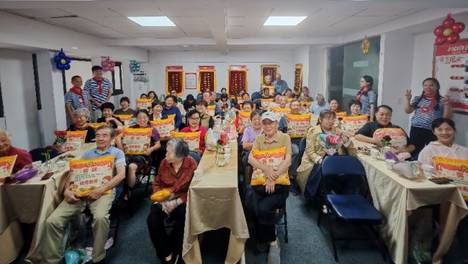 歌声与欢笑相伴！幸福好时光栏目杨家山服务站教师节活动，退休教育者的别样节日纪实