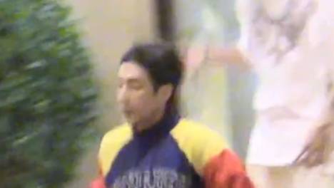 鹿晗高瀚宇深夜和朋友聚餐 兄弟热聊玩闹心情好