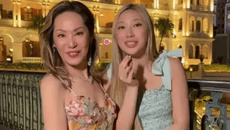 甄子丹69岁岳母生日穿吊带性感火辣！嫁亿万身家珠宝大王，保养的比女婿还年轻