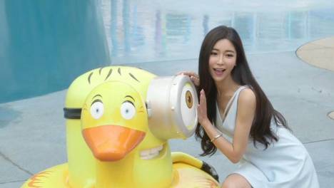 NBA第一性感美女记者周玲安，社媒发美照，假期结束 新赛季开始了