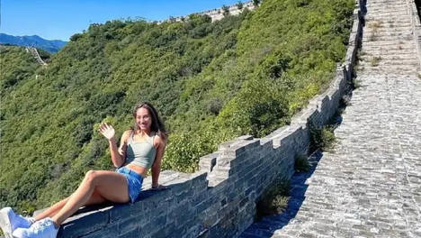 郑钦文登长城手捧奖杯遭偶遇 身穿白色长裙心情大好