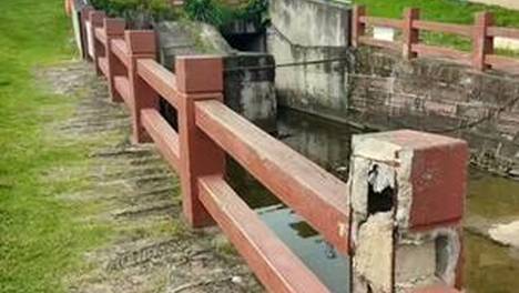 成都北湖公园栏杆破损露出泡沫内芯？网友怀疑"豆腐渣"工程