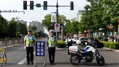 护航高考 交警同行丨鹤壁交警全力服务2026年高考考生