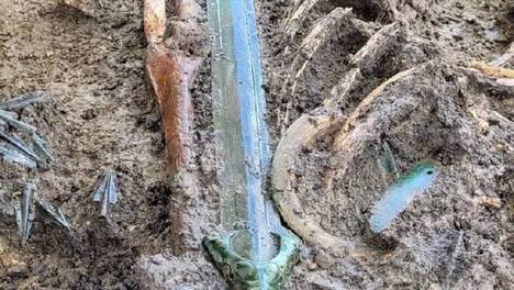 欧洲出土2900年青铜古剑：神奇一幕再现，欧洲考古果然可疑