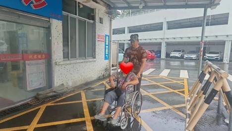 从“橄榄绿”到“党旗红”！良溪村书记雨中背起受伤老人紧急就医