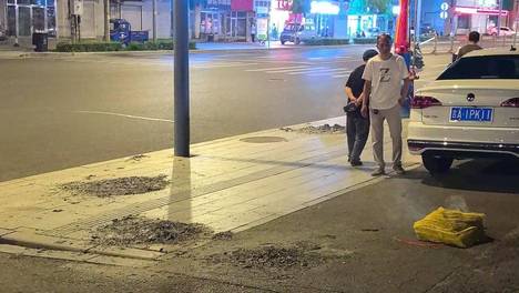 【雷霆出击！辽源公安深夜劝阻违规烧纸，守护城市平安】城市头条讯 8月22日晚20:35许，辽源市公安局东吉分局民警在夜间巡查中，于吉化招待所门口发现群众在路边及马路牙子区域违规焚烧纸钱。民警迅速介入，依法将涉事群众带离现场，及时制止了非法焚烧行为，消除了火灾隐患与环境污染。此次行动迅速果...