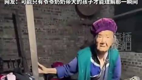 女孩在外工作多日，偷偷回家给奶奶惊喜，老人第一时间没认出来是谁，起身时孙女那一刻立马激动起来