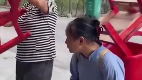 虽不会说话，但一举一动都在说着“我爱你”聋哑外婆背着外公做的红椅子，徒步5个小时去见小外孙