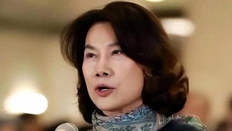 被停职审查、转移资产、搞办公室恋情，董明珠身上的标签个个离谱