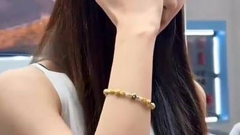 甜美微笑杀！小姐姐手持粉色小物，这笑容也太治愈了吧