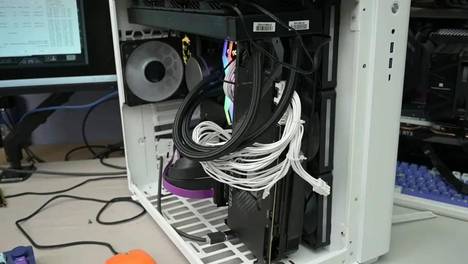 显卡插在“错误位置”反而更凉快，RTX 3080热点温度降低19°C