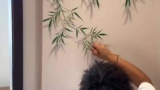 近日，山东临沂，墙绘师演绎“妙笔生花”，竹影“摇曳”于墙上，繁花“盛放”于壁间，栩栩如生。#藏在身边的国潮 #文化之旅