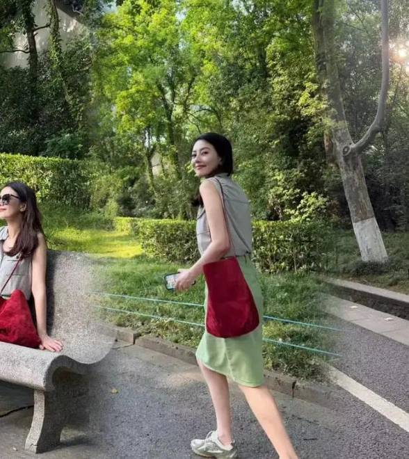 高圆圆灰上衣配绿半裙，笑容明媚温柔又松弛