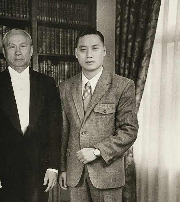 “澄定堂”四代藏书入藏上图，其中就有拿破仑终身执政正本
