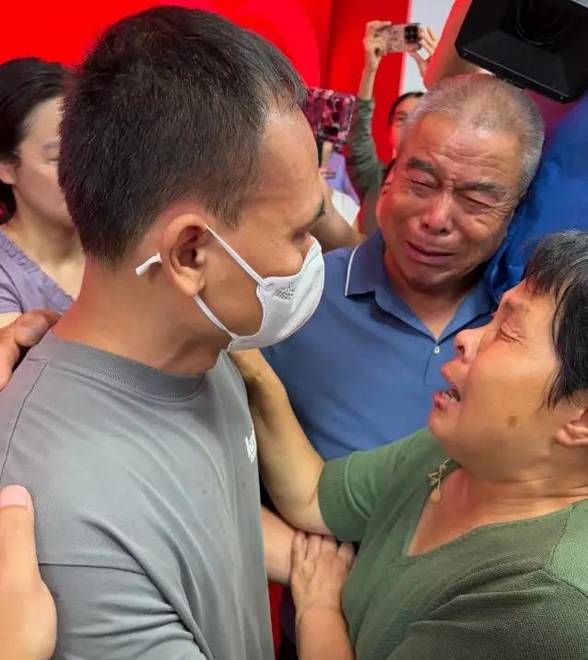 西安警方破获三起拐卖儿童积案，认亲仪式现场→