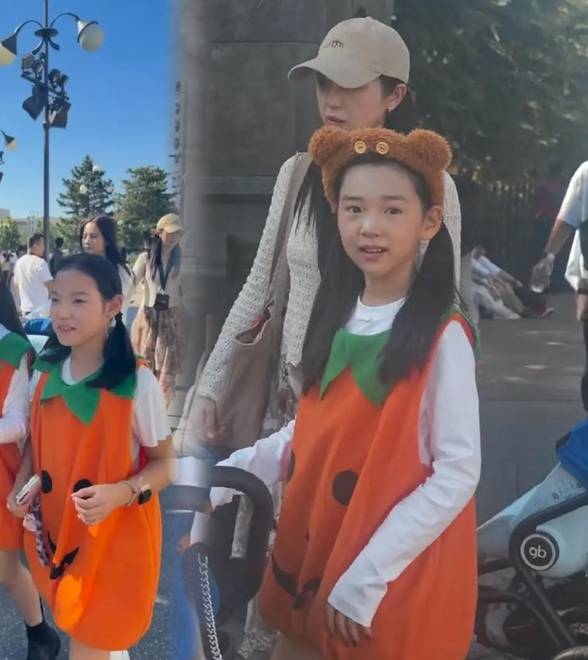 董璇带女儿去环球影城，小酒窝穿南瓜服造型可爱