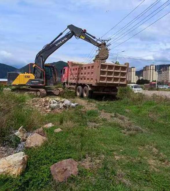 有人在洱海边偷倒垃圾？大理出手