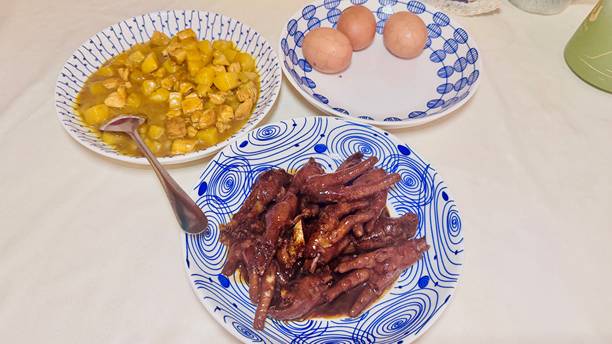 红烧鸡爪，咖喱土豆鸡胸肉，都是家常味