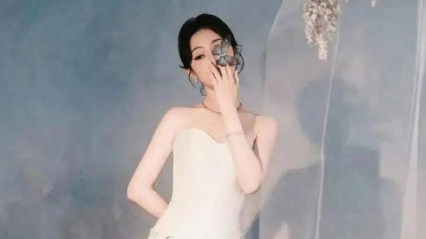抹胸裙神仙打架！8位女星示范“露肩杀”，从仙气到飒爽全拿捏！