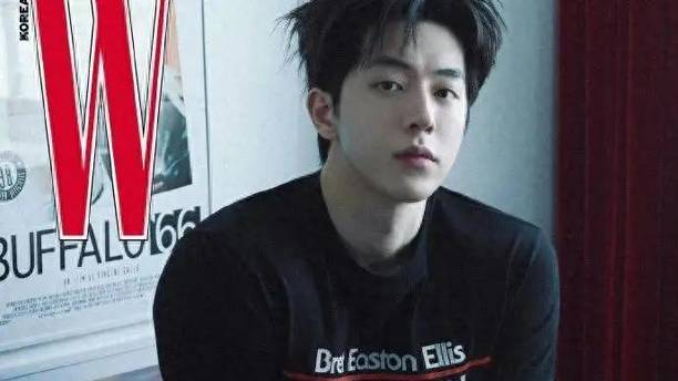 一件黑 T 恤就撑起封面，南柱赫拍出 Dior 男装的人味