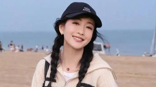 王鸥海边度假舒心惬意，笑容温婉超治愈，身材颜值依旧封神