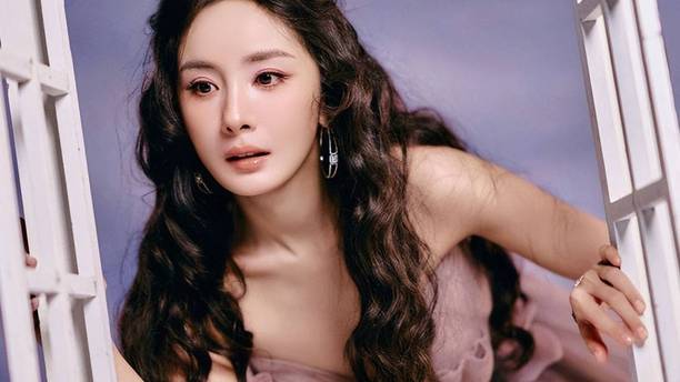 杨幂穿莫奈抹胸紫纱裙美爆了！雪肤玉貌身材火辣性感撩人