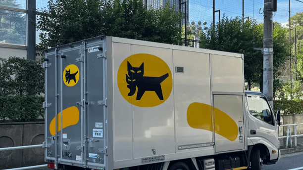 街头的货车印着大猫叼小猫，妹子一看懵了：这是专门抓猫的？