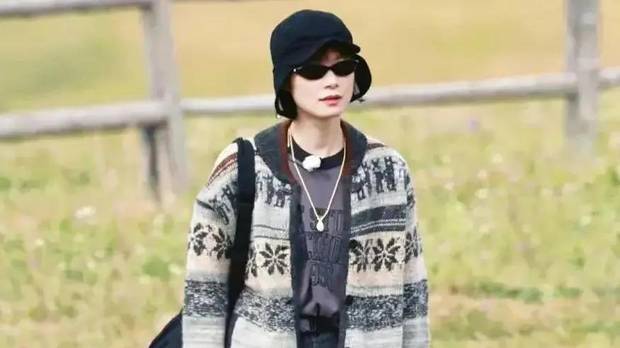 李宇春《向野》里的少年感无性别穿搭依旧权威，普通人盯着学就够了！