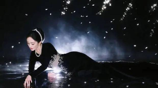 杨幂国风写真美艳动人，一颦一笑尽显成熟魅力，身材颜值依旧封神