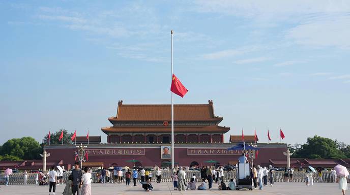 天安门下半旗悼念朱镕基同志