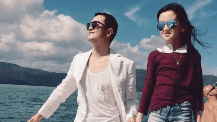 但更让人跌破眼镜的是,年过四十的王菲居然再次牵手了前男友谢霆锋,这