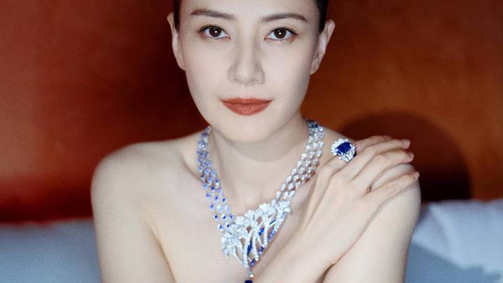 高圆圆穿蓝色抹胸裙优雅大气，你喜欢吗？