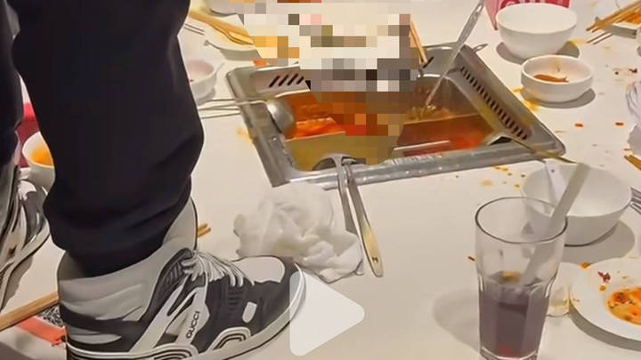 一男子往海底捞火锅里小便，你支持严惩这名男子吗？