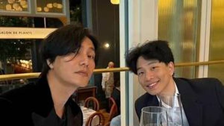 49岁陈坤晒与23岁儿子毕业合照，父子一起帅成兄弟，你羡慕吗？