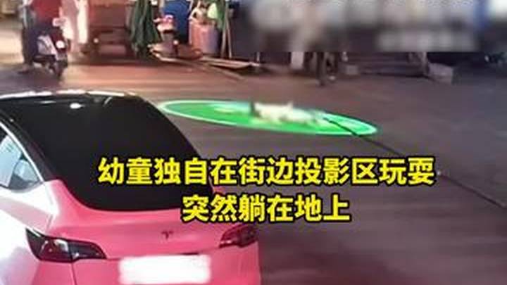 大理一幼童躺街上被快递货车碾压身亡，谁的责任更大？